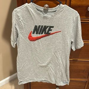 Nike men’s The Nike Tee short sleeve shirt, size medium, grey with red swoosh